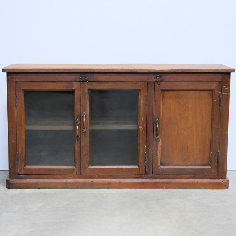 Lovely cabinet with 3 doors